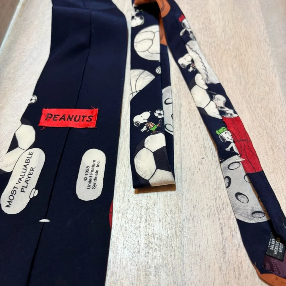 Snoopy the most valuable player‎ Sports Themed Tie peanuts